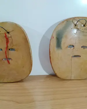 Pareja de máscaras mexicanas de cerámica pintadas a mano - miniatura 3