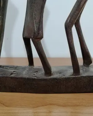 Escultura africana de danza en madera - miniatura 2