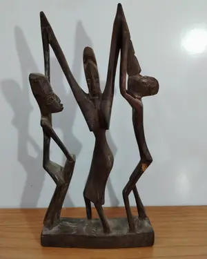 Escultura africana de danza en madera - miniatura 3