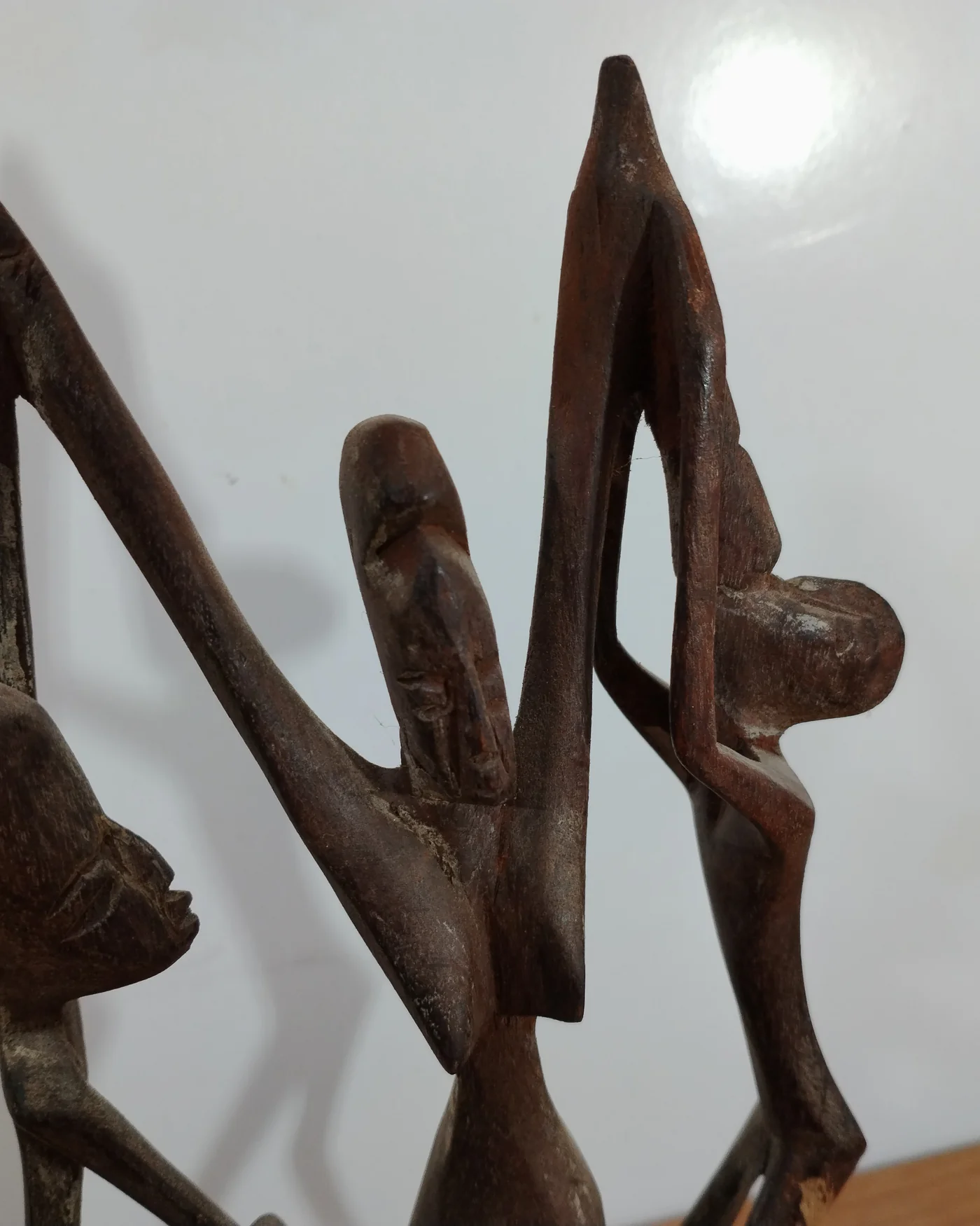 Escultura africana de danza en madera - imagen 4