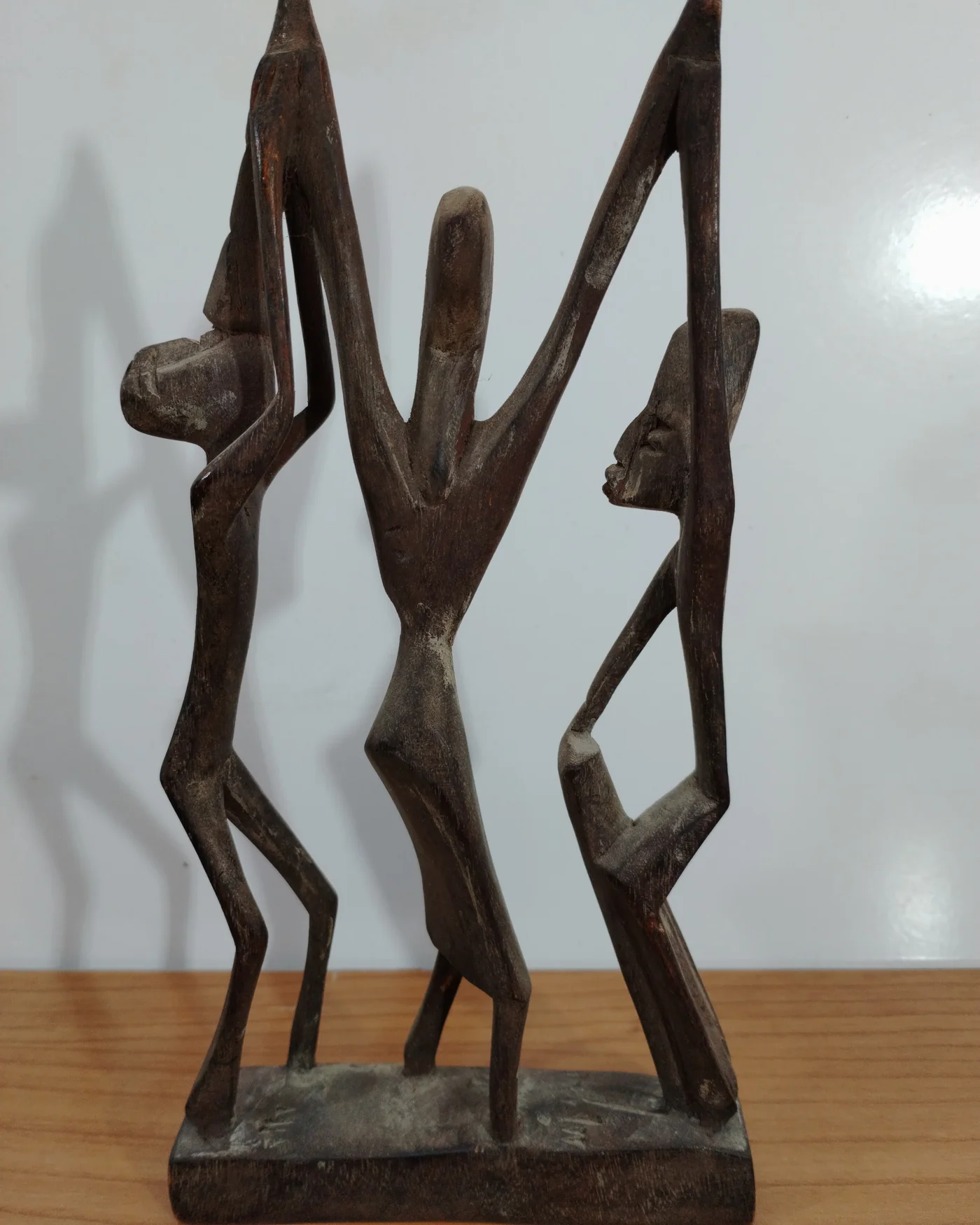 Escultura africana de danza en madera - imagen 1
