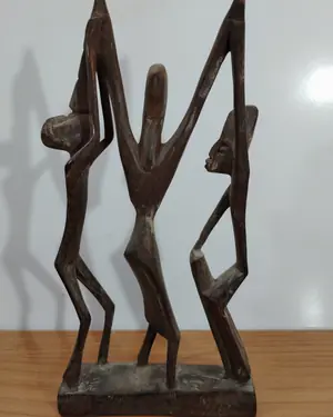 Escultura africana de danza en madera - miniatura 1