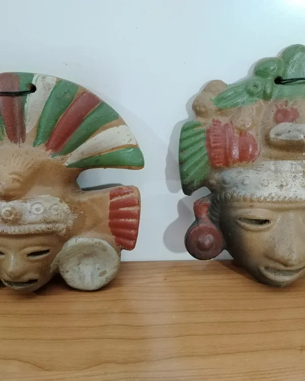Pareja de Máscaras Incas Decorativas en Terracota