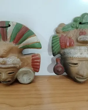 Pareja de máscaras incas decorativas en terracota - miniatura 1