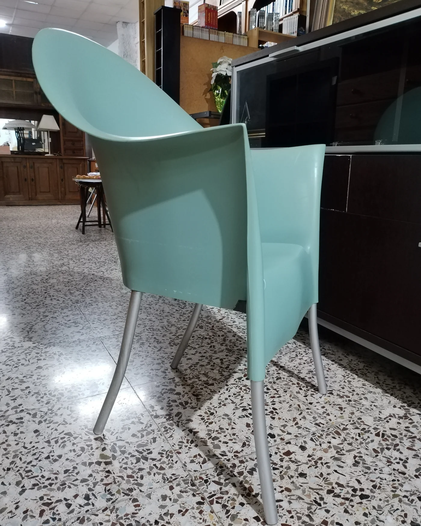 Silla de diseño con estructura de plástico y patas metálicas - imagen 2
