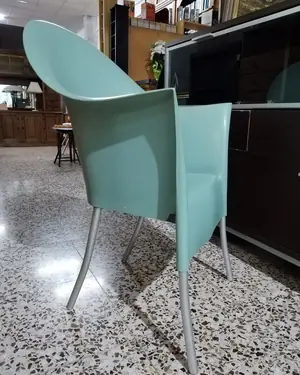 Silla de diseño con estructura de plástico y patas metálicas - miniatura 2