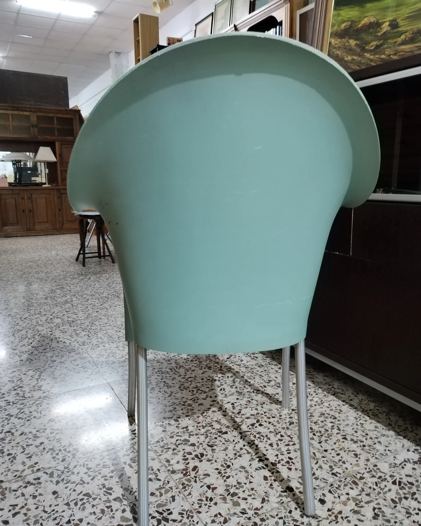 Silla de diseño con estructura de plástico y patas metálicas - imagen 3