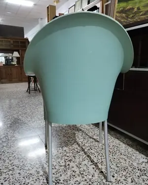 Silla de diseño con estructura de plástico y patas metálicas - miniatura 3
