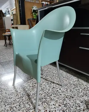 Silla de diseño con estructura de plástico y patas metálicas - miniatura 4