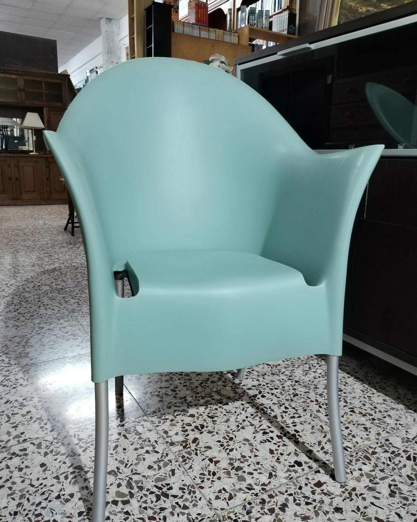 Silla de diseño con estructura de plástico y patas metálicas - imagen 1