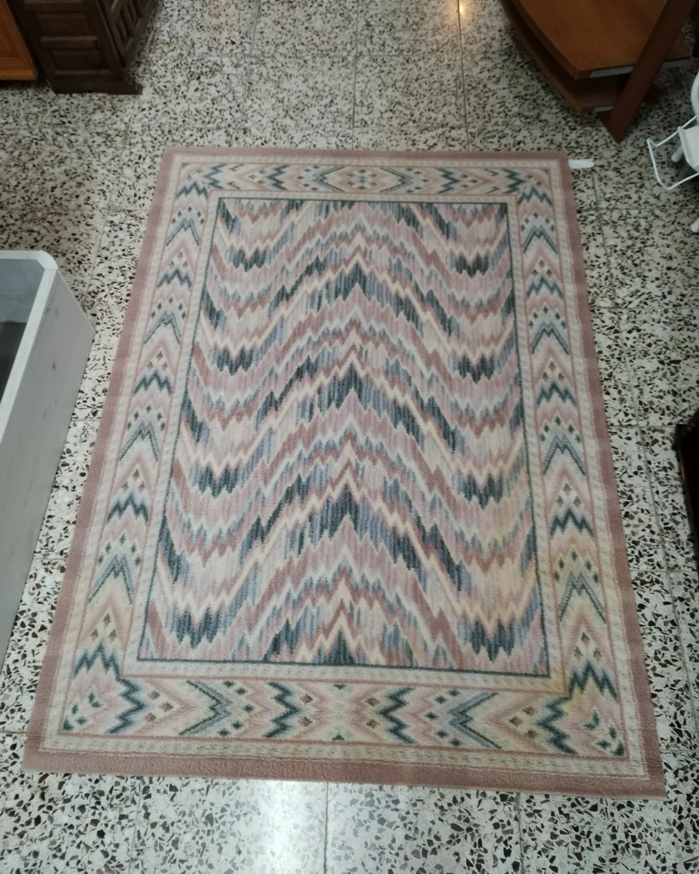 Alfombra estilo tribal con diseño de zigzag - imagen 1