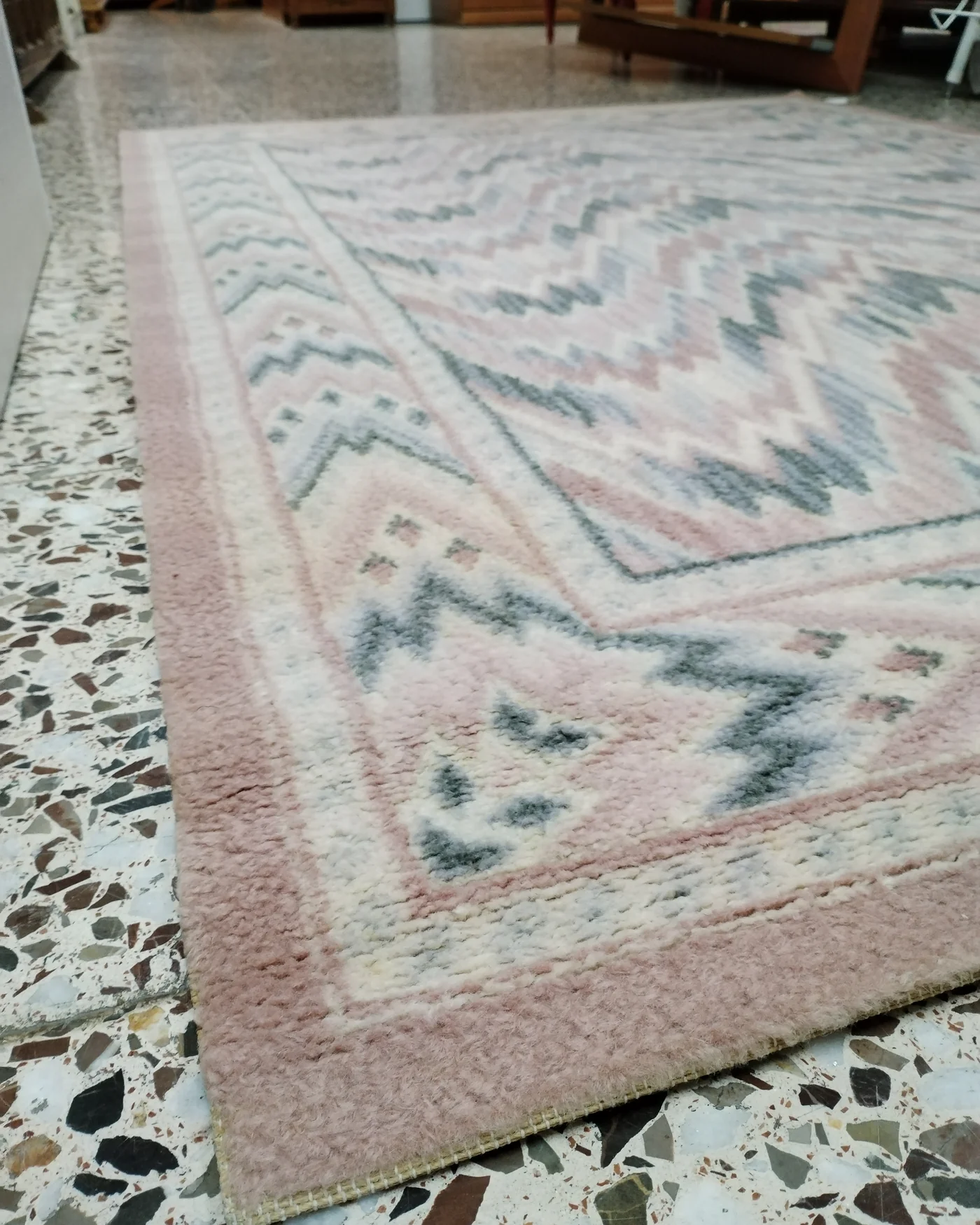Alfombra estilo tribal con diseño de zigzag - imagen 3