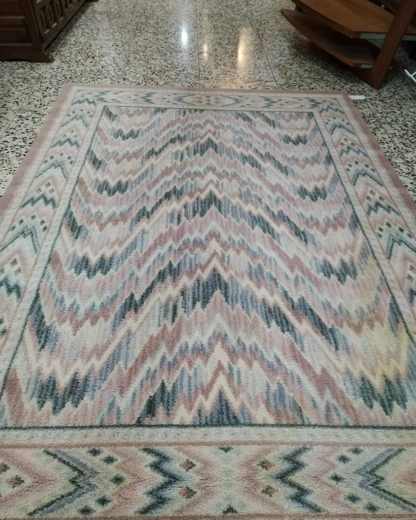 Alfombra estilo tribal con diseño de zigzag - imagen 4
