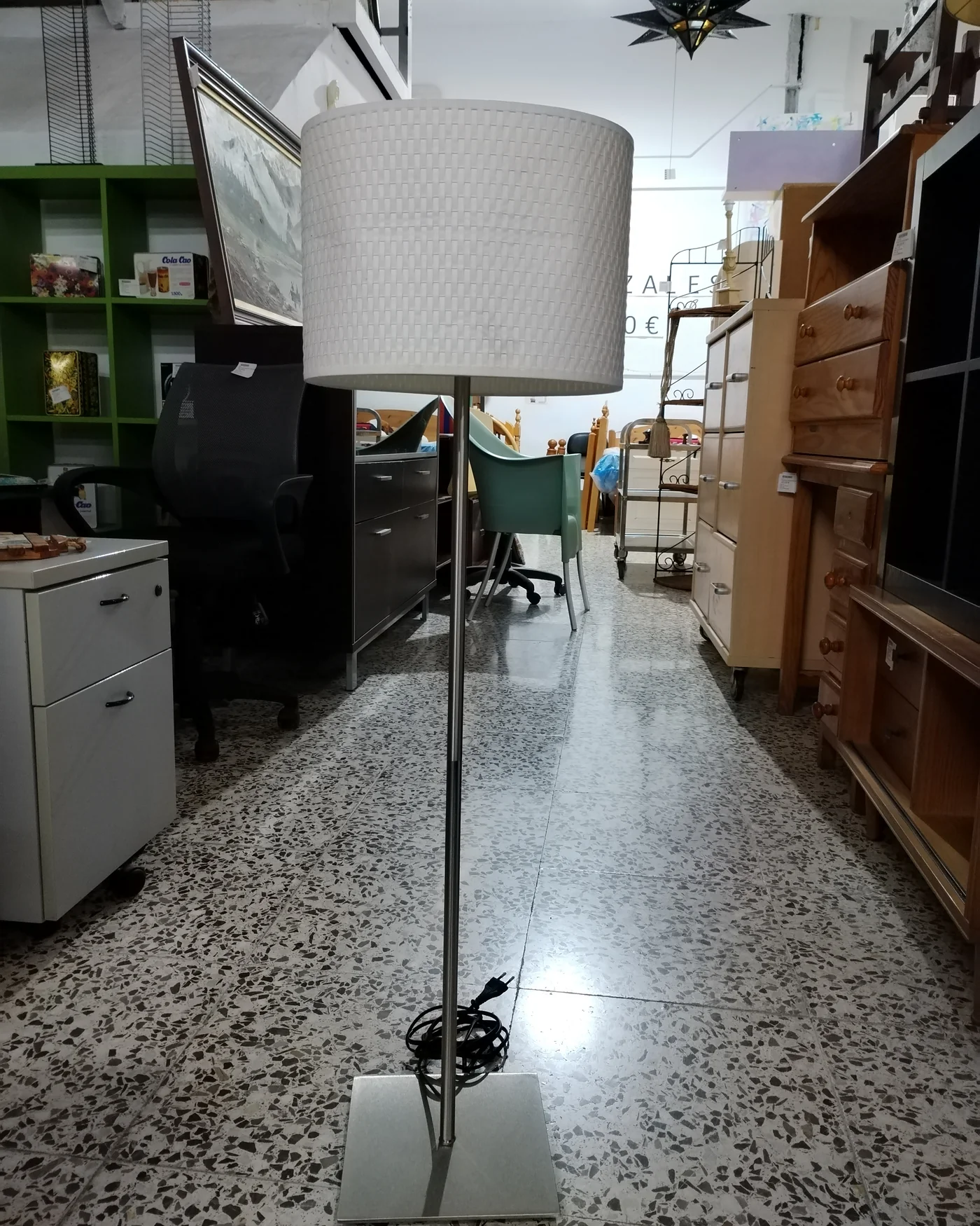 Lámpara de pie moderna con pantalla de mimbre blanco - imagen 1