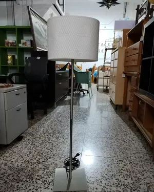 Lámpara de pie moderna con pantalla de mimbre blanco - miniatura 1