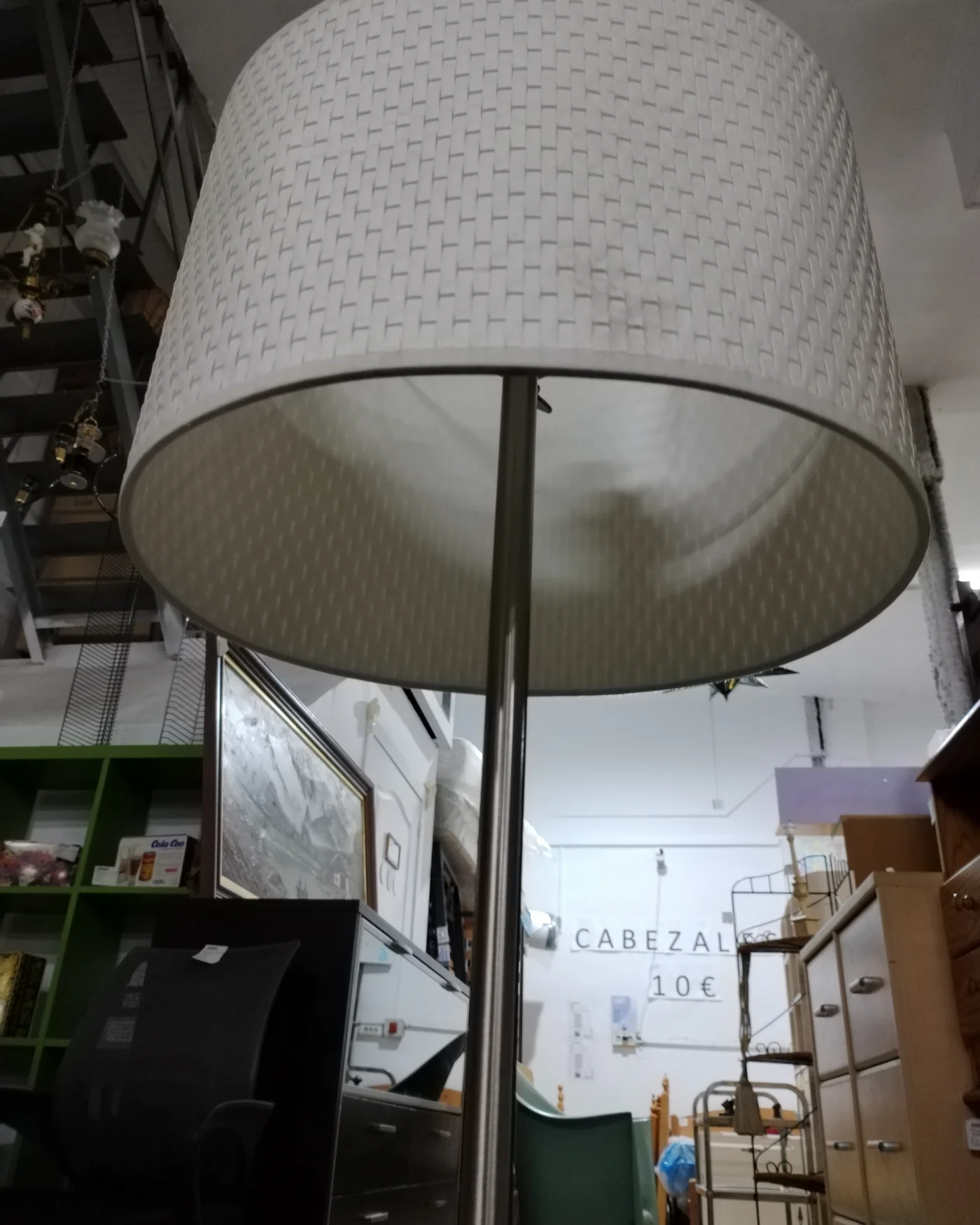Lámpara de pie moderna con pantalla de mimbre blanco - imagen 3