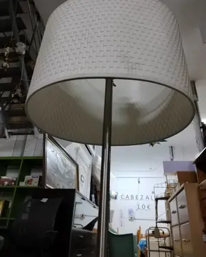 Lámpara de pie moderna con pantalla de mimbre blanco - miniatura 3