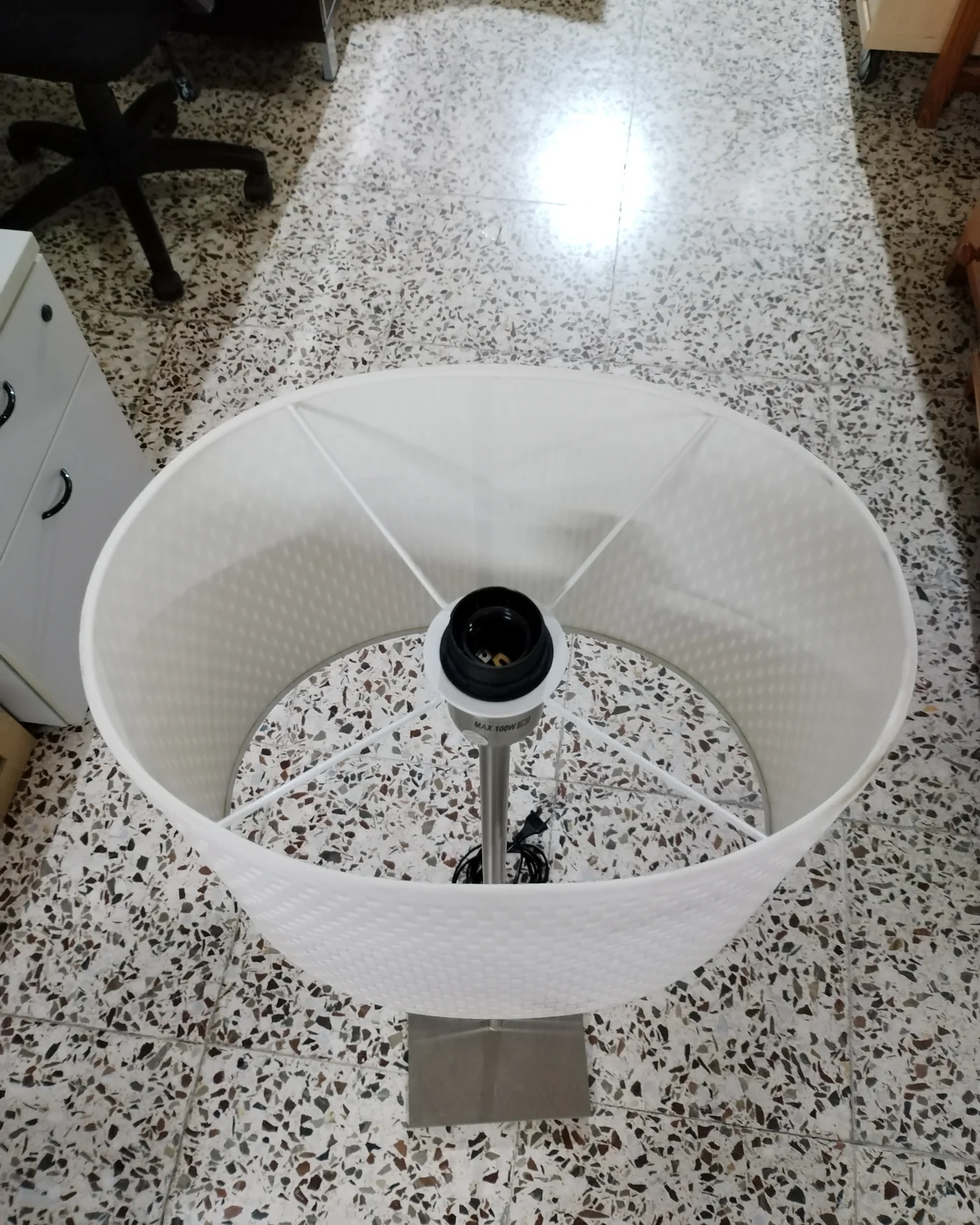 Lámpara de pie moderna con pantalla de mimbre blanco - imagen 4