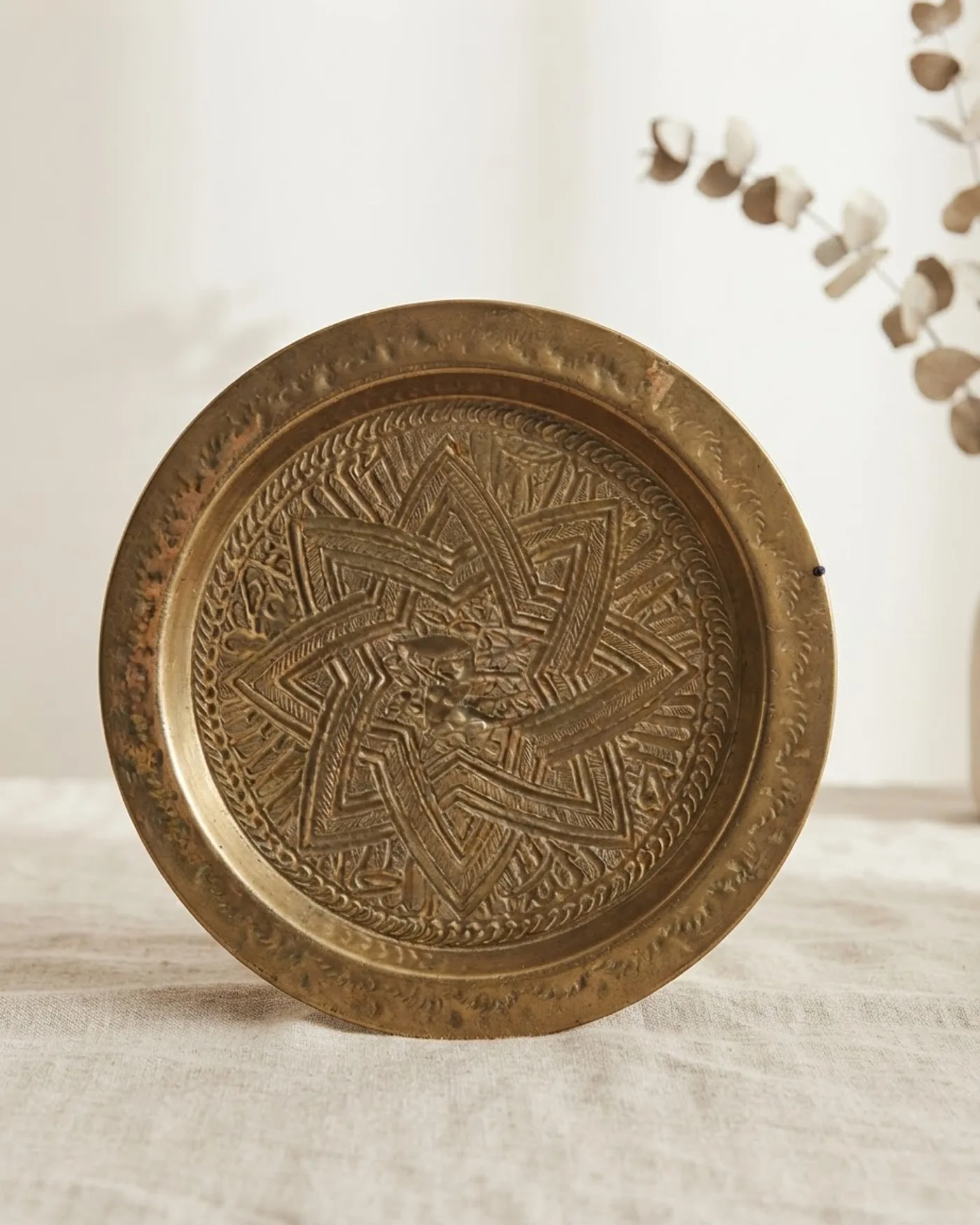 Plato de laton decorativo - imagen 1