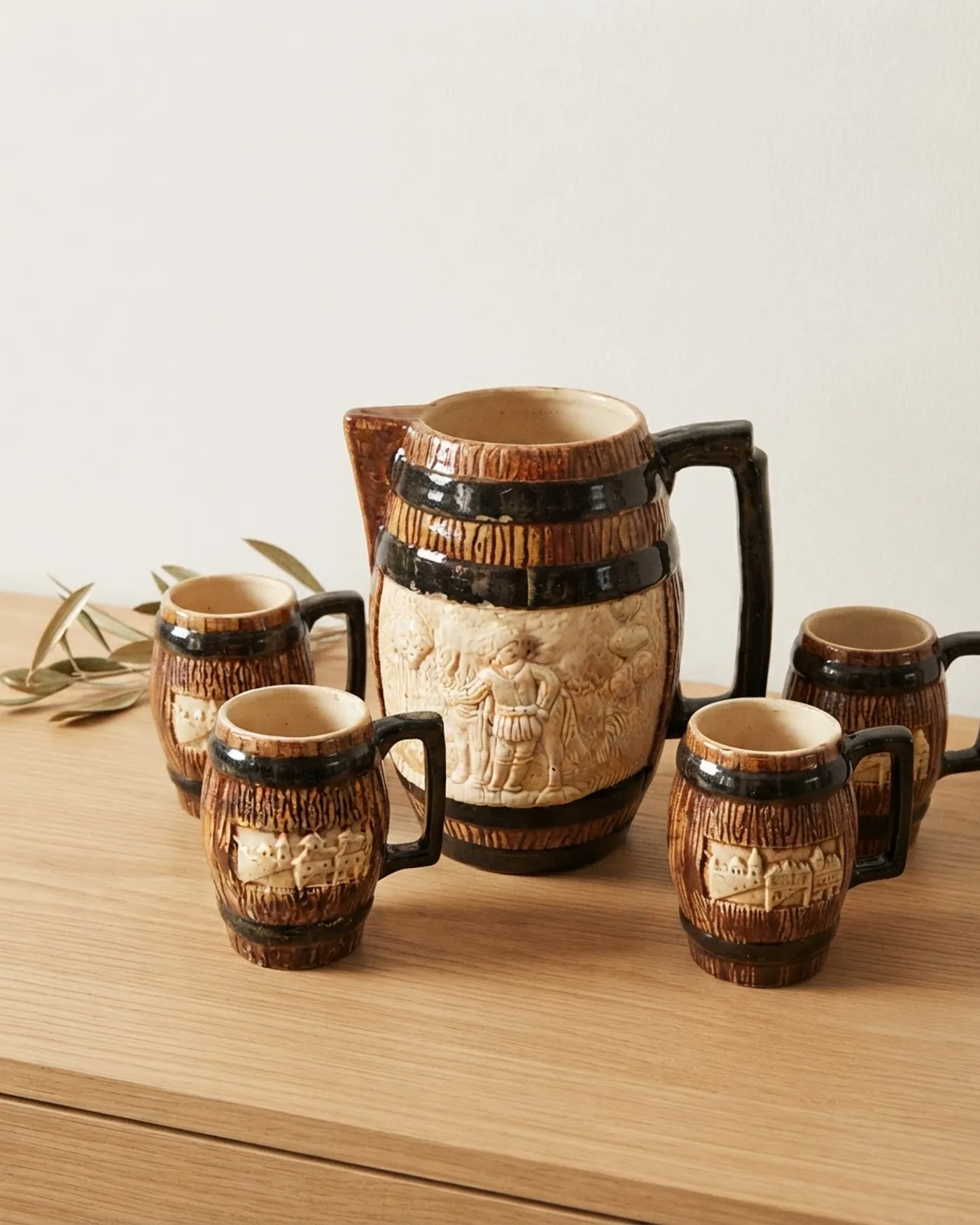 Set de Jarra y 4 Vasos de Cerámica Estilo Barril - imagen 1