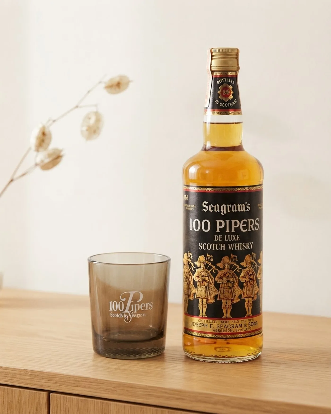 Botella seagram´s 100 pipers con vaso - imagen 1