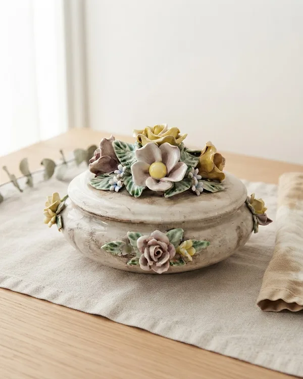 Caja de Porcelana Decorativa con Flores
