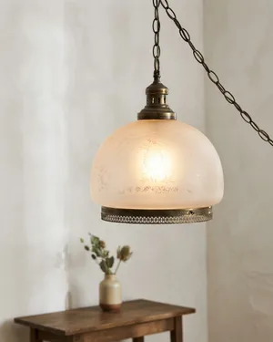 Lámpara Colgante Antigua con Pantalla de Vidrio Esmerilado y Detalles en Latón - miniatura 1