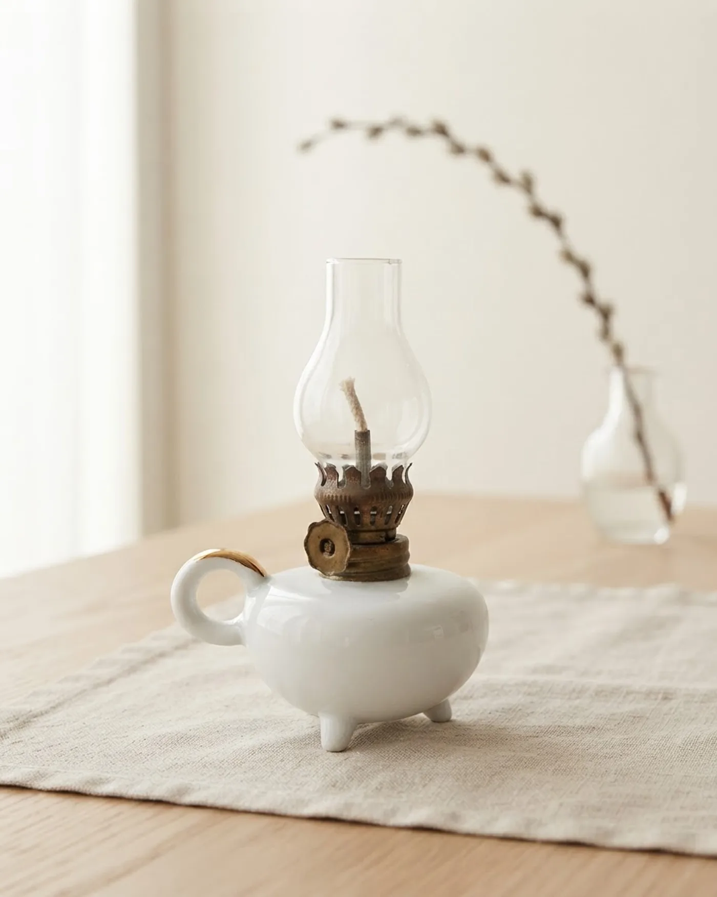 Mini Lámpara de Aceite Vintage con Base de Cerámica y Detalles en Latón - imagen 1