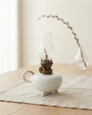 Mini Lámpara de Aceite Vintage con Base de Cerámica y Detalles en Latón - miniatura 1