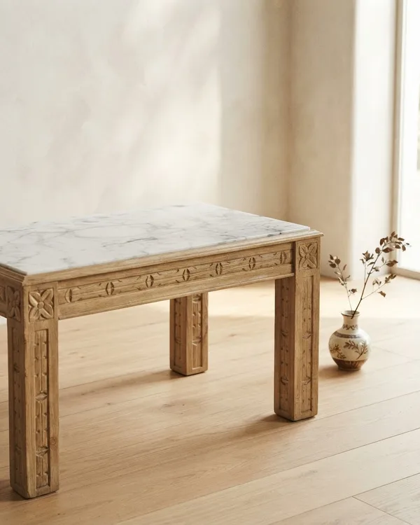 Mesa de centro rectangular con tapa de mármol y estructura de madera tallada