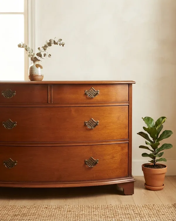 Cómoda de madera de cerezo con cajones y tiradores vintage