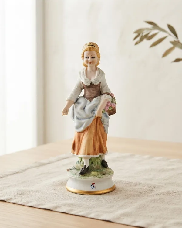 Figura de Porcelana Galos de Mujer con Cesta de Flores