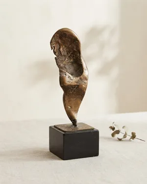 Escultura Abstracta de Bronce sobre Base de Mármol Negro - miniatura 1