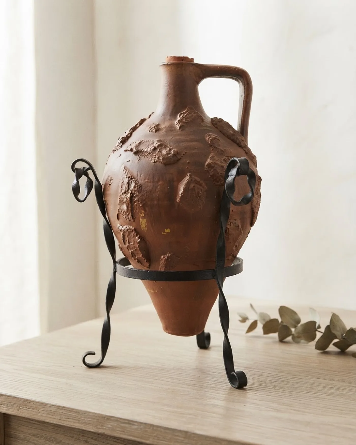Anfora de Cerámica Artesanal con Soporte de Hierro Forjado - imagen 1