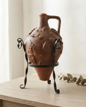Anfora de Cerámica Artesanal con Soporte de Hierro Forjado - miniatura 1