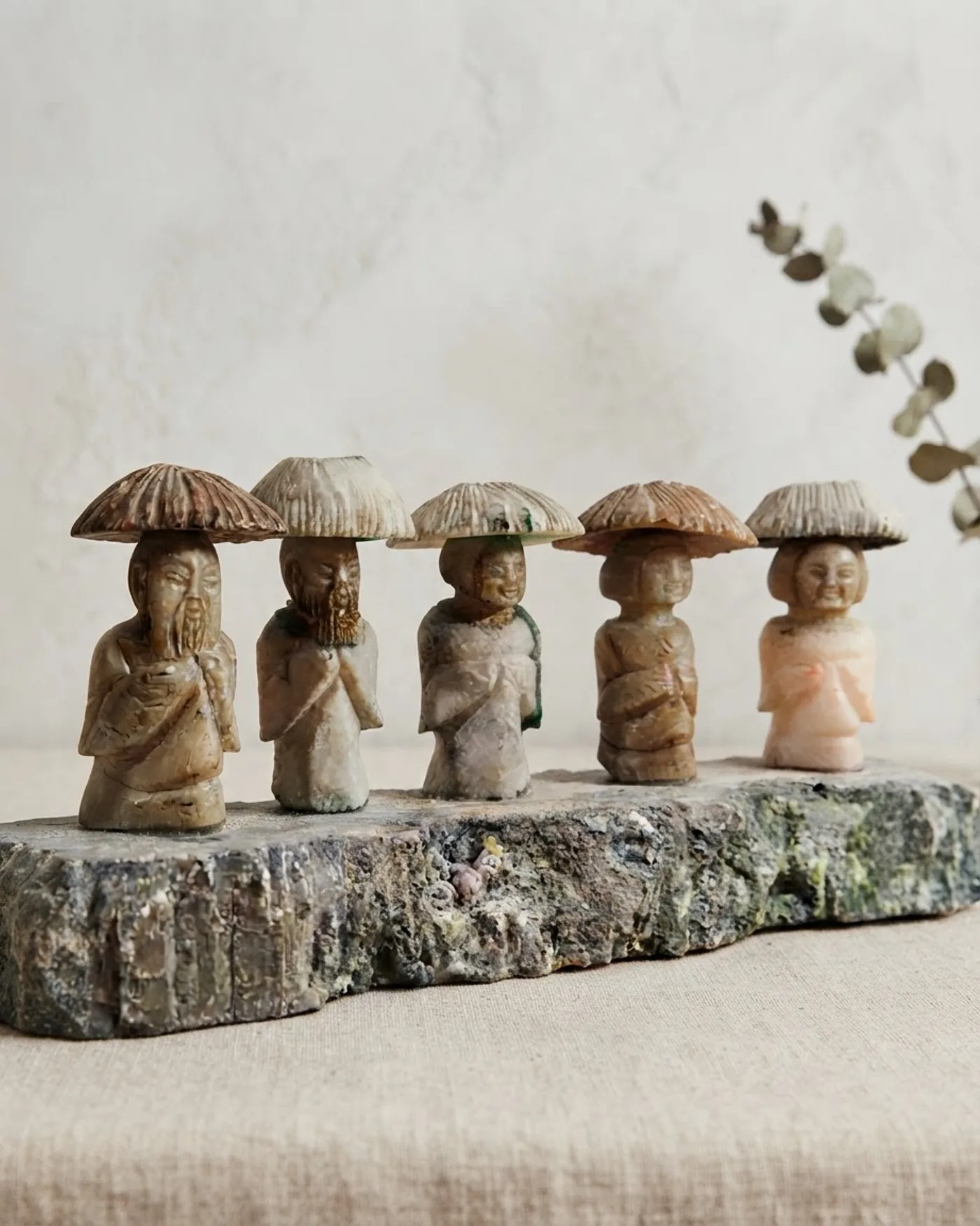 Piedra con monjes chinos - imagen 1