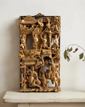 Panel Chino de Madera Tallada y Dorada con Escena de Guerreros - miniatura 1