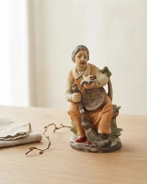 Figura anciano de porcelana - miniatura 1