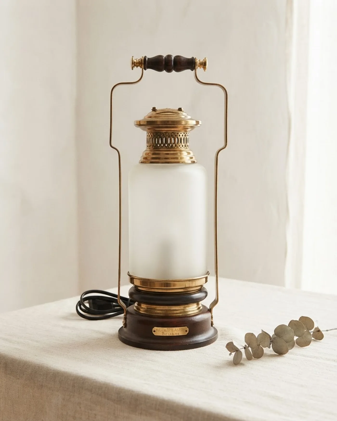 Lámpara vintage de estilo farol en latón y madera oscura - imagen 1