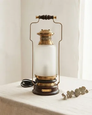 Lámpara vintage de estilo farol en latón y madera oscura - miniatura 1