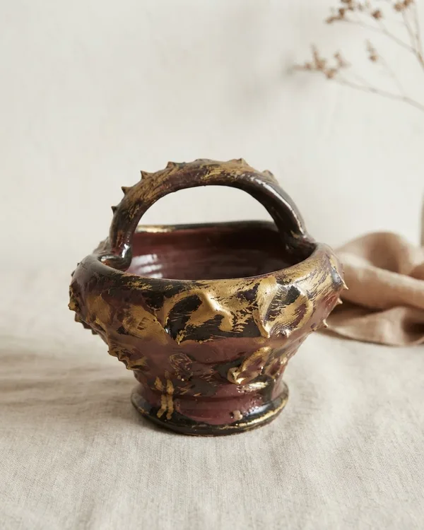 Cesta Cerámica Antigua con Asa y Detalles Dorados
