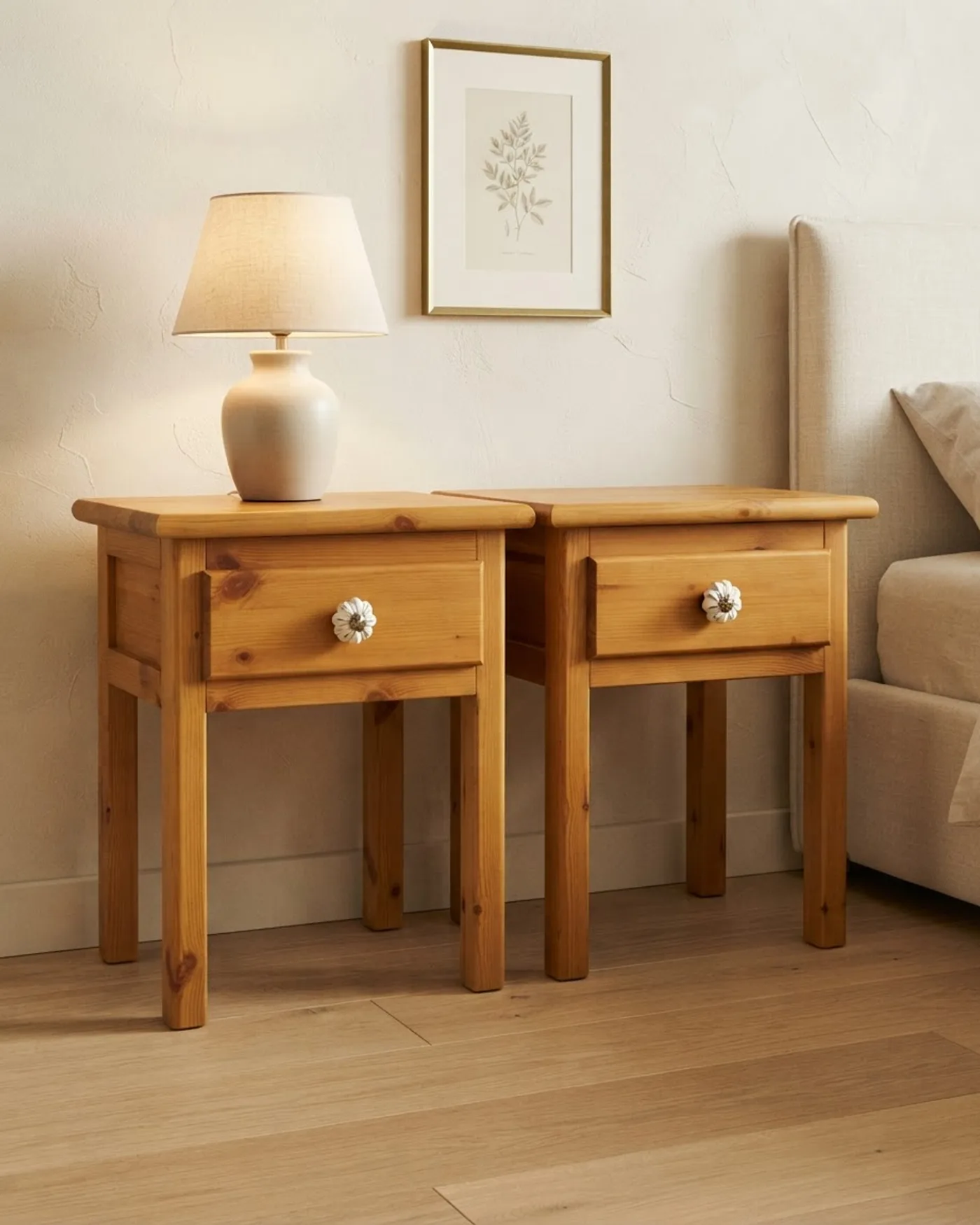 Pareja de mesitas de noche de madera con cajón - imagen 1