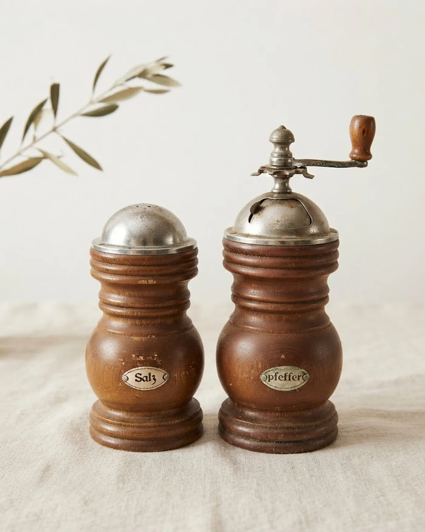 Salero y Pimentero Vintage de Madera y Metal con Manivela - imagen 1