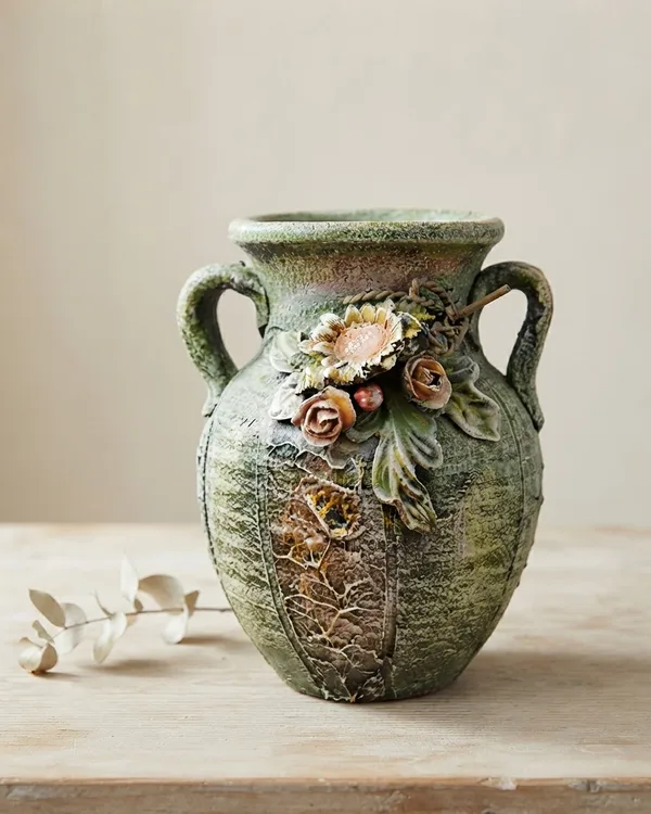 Jarrón decorativo texturizado con flores