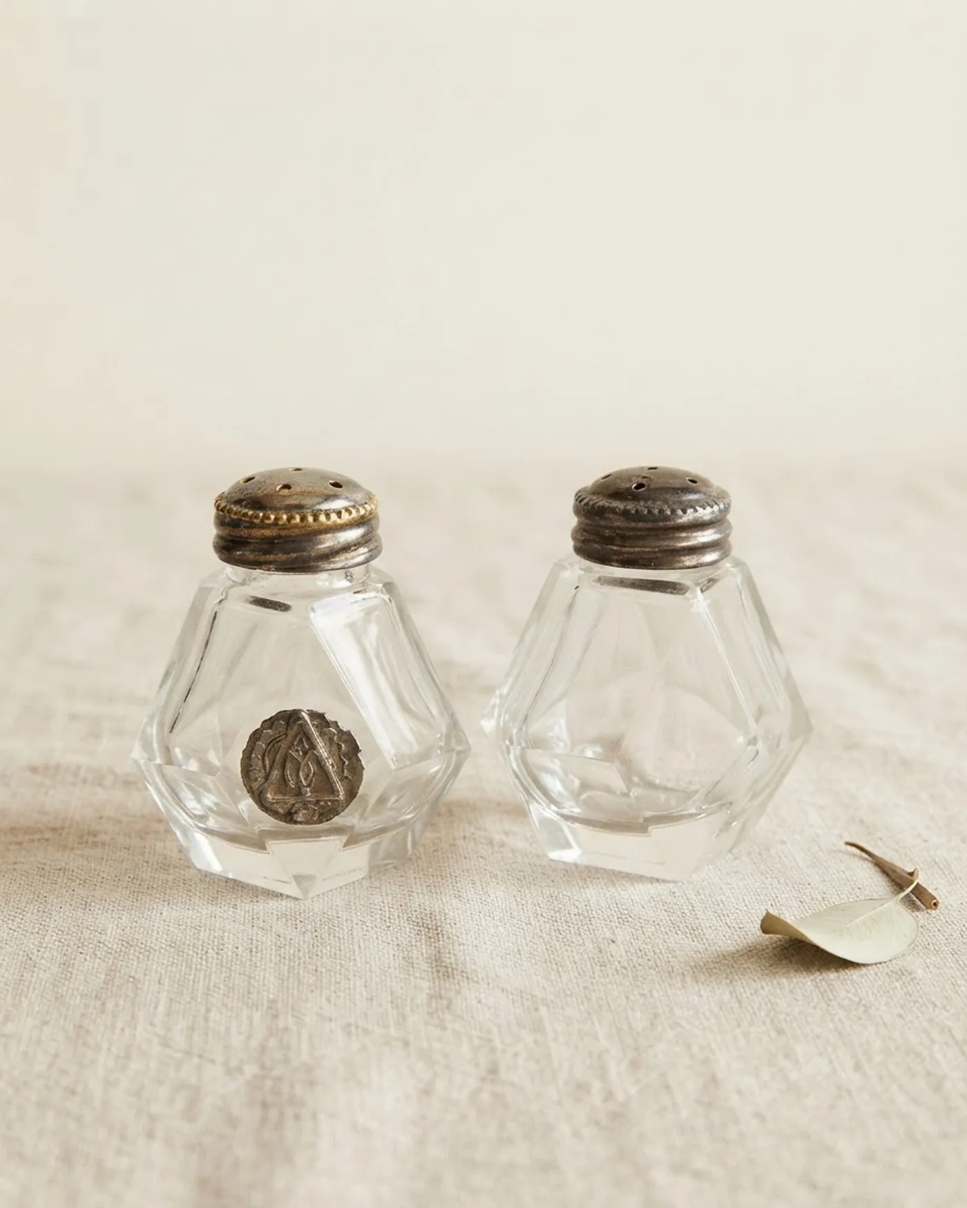 Pareja de Saleros Vintage con Cuerpo de Cristal Tallado y Tapas Metálicas - imagen 1