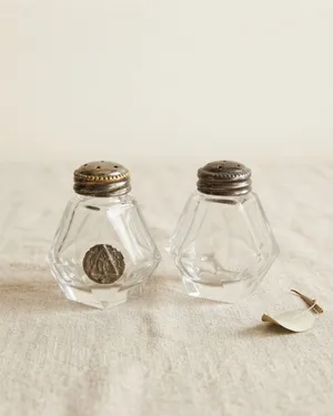 Pareja de Saleros Vintage con Cuerpo de Cristal Tallado y Tapas Metálicas - miniatura 1
