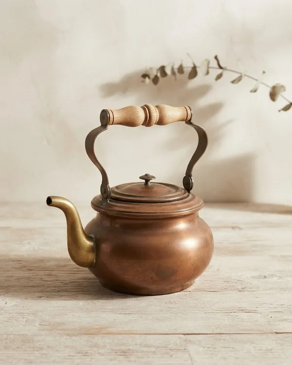 Tetera Antigua de Cobre con Asa de Madera