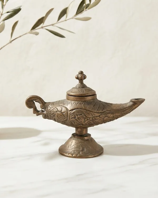 Lámpara de Aladín de Bronce con Detalles Ornamentales