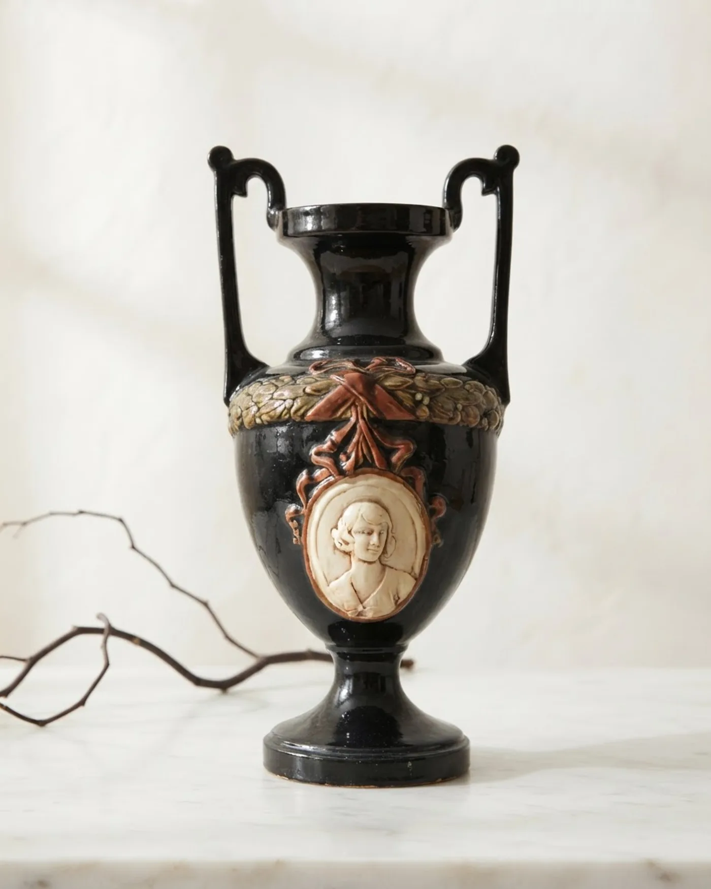Jarrón antiguo negro con busto - imagen 1
