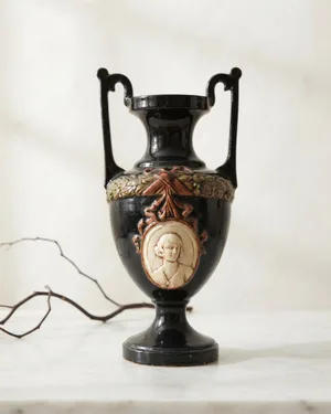 Jarrón antiguo negro con busto - miniatura 1